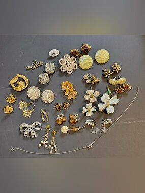 Vintage jewelry lot - earrings, brooches, cardigan clip